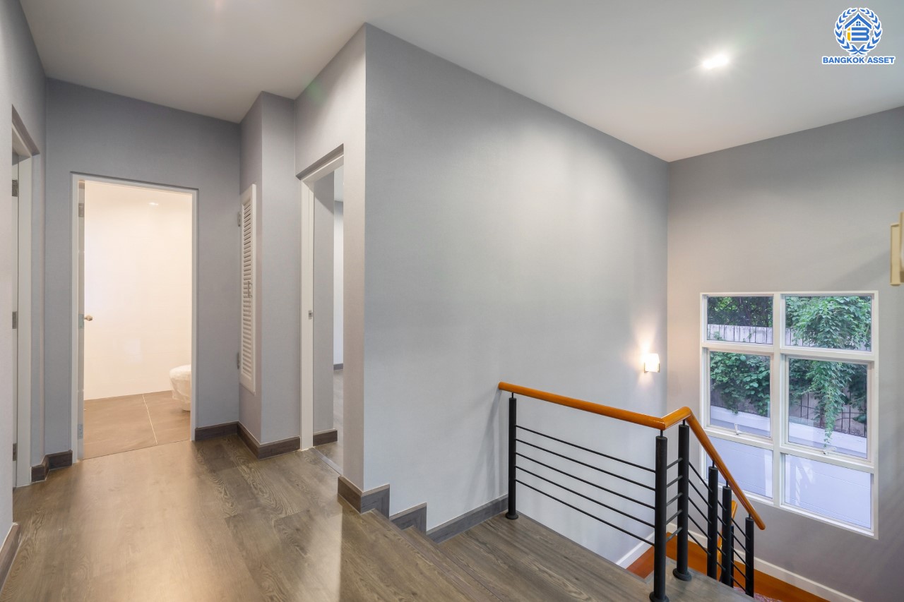 บ้านมือสองตกแต่งใหม่ ม.บางกอกบูเลอวาร์ด ราชพฤกษ์-พระราม5 ดีไซน์สุดหรู หลังมุม เนื้อที่ 61.1 ตร.ว. บนสังคมคุณภาพ SC Asset* ฟังก์ชันพร้อม 3 ห้องนอน 3 ห้องน้ำ จอดรถได้ 2 คัน บนทำเลติดถนนราชพฤกษ์ ใกล้วงเวียนพระรามห้า ,ทางด่วนศรีรัช และเพียง 10 ถึงรถไฟฟ้า "สถานีบางรักใหญ่"...